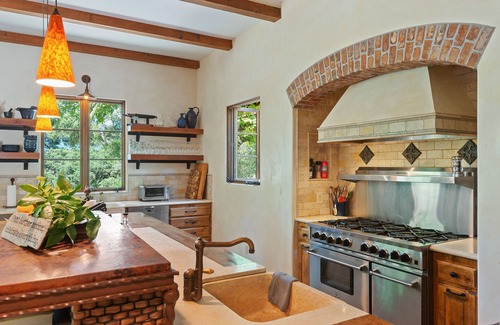 Kenwood Villa | Locanda Winery estate with Olympic-size pool & Starlink WiFi - dog-friendly