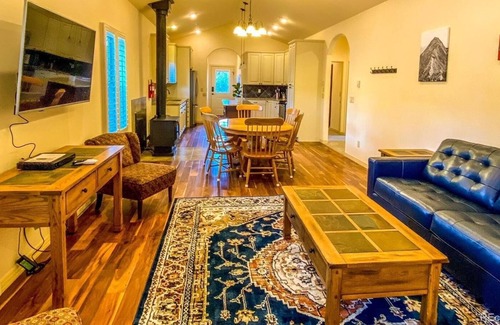 Buena Vista House | Located Downtown!