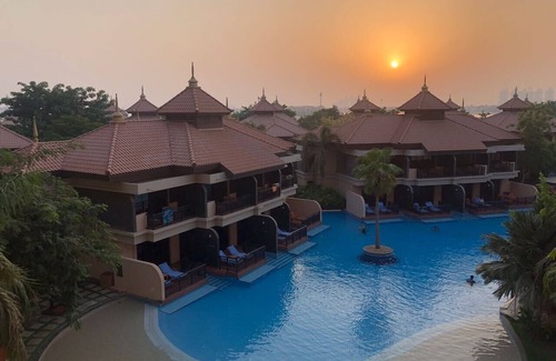 Palm Jumeirah House | Located in Palm Jumeirah with a stunning view of the lagoon pool