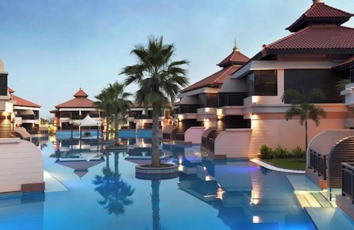 Palm Jumeirah House | Located in Palm Jumeirah with a stunning view of the lagoon pool