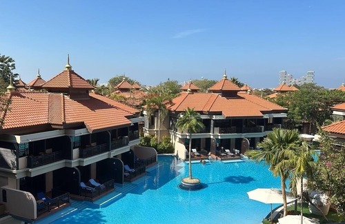 Palm Jumeirah House | Located in Palm Jumeirah with a stunning view of the lagoon pool