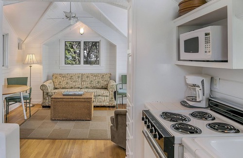 Seaside House | Located in Seaside - Sleeps 4