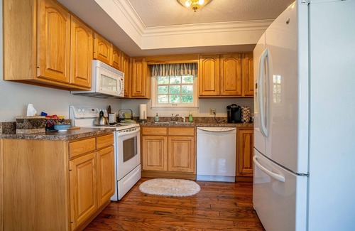 Carbondale Cottage | Located in the Luxurious Pine Manor Estates!