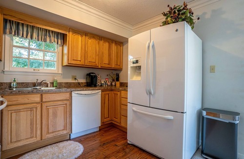 Carbondale Cottage | Located in the Luxurious Pine Manor Estates!