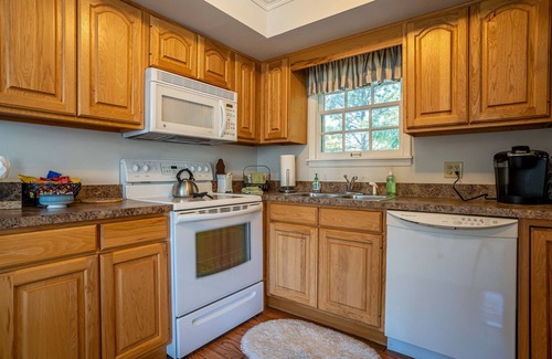 Carbondale Cottage | Located in the Luxurious Pine Manor Estates!