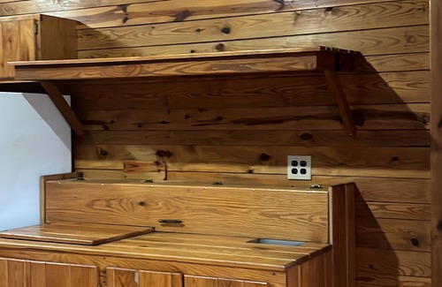 Rogers Cabin | Located just just outside of Rogers Arkansas next to Monte Ne Chicken