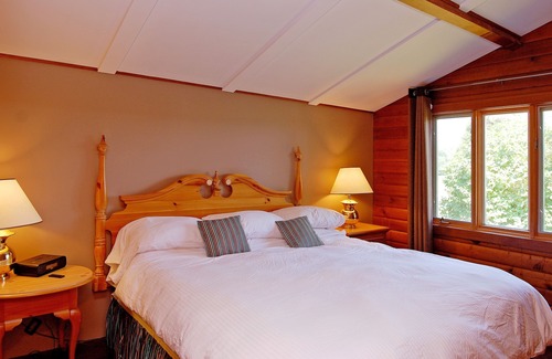 Fenelon Falls Cottage | Located on a Waterfront Golf Resort