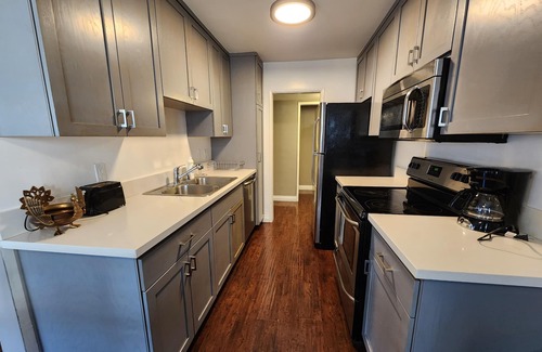 Beverly Grove Apartment | Located on Melrose & Sweetzer in WH