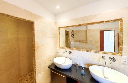 Flayosc Bed & Breakfast | Location Chambre Piscine Terrasse Jardin au Calme Petit Déjeuner Inclus