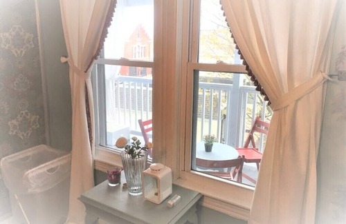 Highlands House | location location .04 mile city center 5Br/1 Full Baths, wifi, Netflx-freePARK