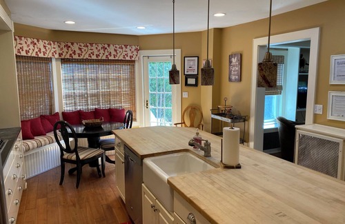 Hillcrest House | LOCATION! LOCATION! LOCATION! Elegant Acorn Cottage Awaits!