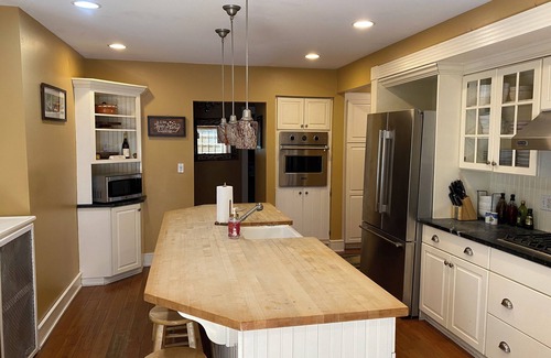 Hillcrest House | LOCATION! LOCATION! LOCATION! Elegant Acorn Cottage Awaits!