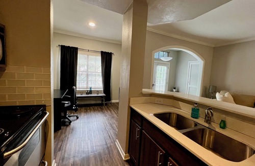 Cityplace Apartment | Location Location Location! Great apartment in Uptown