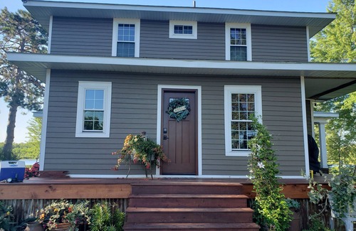 Lakeview House | Location, location, location! This is your HOME away from home for the holidays!