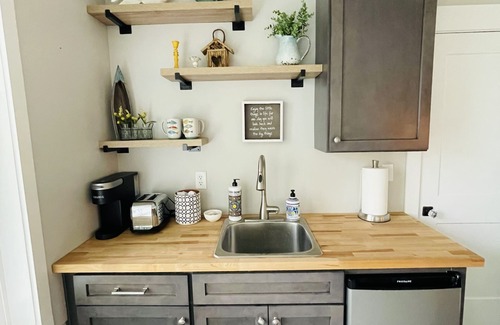 Cobb Cottage | Location! Location! Location! 6 Beds Gorgeous Lake View. Minutes from Everything