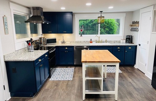 Cobb Cottage | Location! Location! Location! 6 Beds Gorgeous Lake View. Minutes from Everything