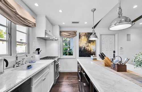 The Flats House | Location, Location, Location! Located In The Heart Of Beverly Hills