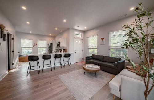 Detroit - Shoreway House | Location Modern Ohio City Luxury 2 King Beds