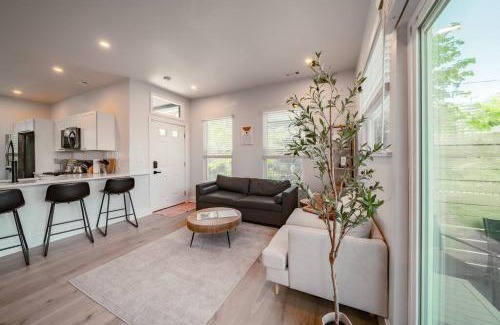 Detroit - Shoreway House | Location Modern Ohio City Luxury 2 King Beds