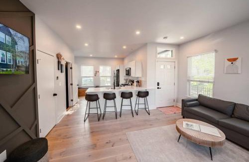 Detroit - Shoreway House | Location Modern Ohio City Luxury 2 King Beds