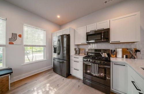 Detroit - Shoreway House | Location Modern Ohio City Luxury 2 King Beds