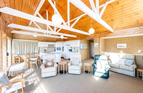 Yamba Apartment | Location+ Ocean & headland views. Wifi, gifts, linen, 3 bed, 2 bath & parking!