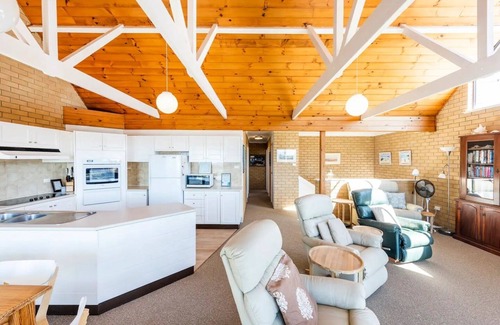 Yamba Apartment | Location+ Ocean & headland views. Wifi, gifts, linen, 3 bed, 2 bath & parking!
