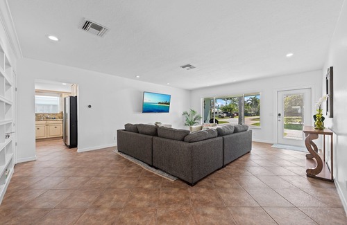 Lake Ida Shores House | LOCATION! Spacious 3/3 Downtown Delray House with Heated/Cooling Pool