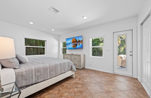 Lake Ida Shores House | LOCATION! Spacious 3/3 Downtown Delray House with Heated/Cooling Pool
