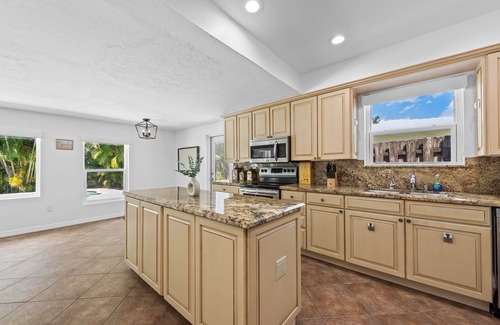 Lake Ida Shores House | LOCATION! Spacious 3/3 Downtown Delray House with Heated/Cooling Pool