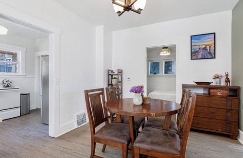 Eastlake House | Location！Vintage 3 Bedroom Home in Prime Eastlake Seattle with Private Parking