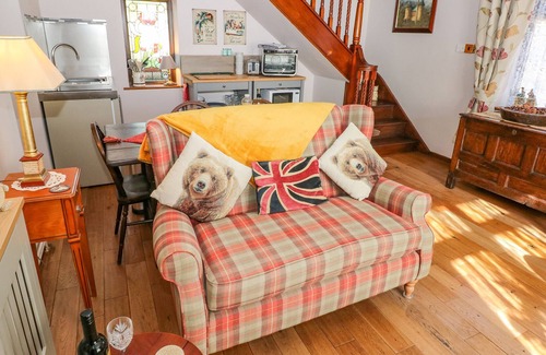 Tongwynlais Cottage | LOCH FIELD COTTAGE, pet friendly, with a garden in Cardiff