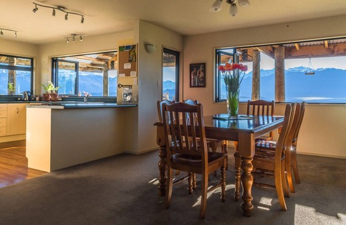 Te Anau House | Loch Vista Lake View Villa Accommodation