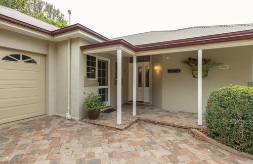 Mount Panorama Cottage | LOCHINVAR/Maple Cottage is a hidden gem