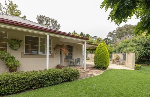 Mount Panorama Cottage | LOCHINVAR/Maple Cottage is a hidden gem