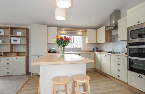 Brixham Cottage | LODGE 65 AT RIVIERA BAY COASTAL RETREAT, pet friendly in Brixham