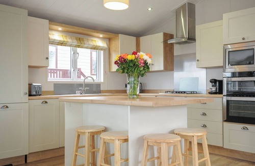 Brixham Cottage | LODGE 69 AT RIVIERA BAY COASTAL RETREAT, family friendly in Brixham