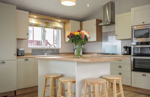 Brixham Cottage | LODGE 72 AT RIVIERA BAY COASTAL RETREAT, pet friendly in Brixham