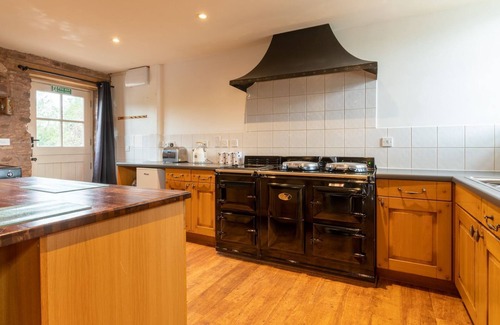 Lydney House | Lodge Barn, Forest of Dean - sleeps 18 guests in 9 bedrooms