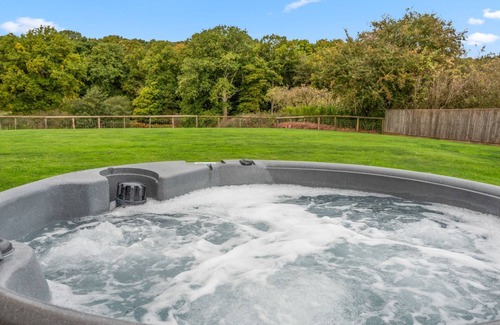 Lydney House | Lodge Barn, Forest of Dean - sleeps 18 guests in 9 bedrooms