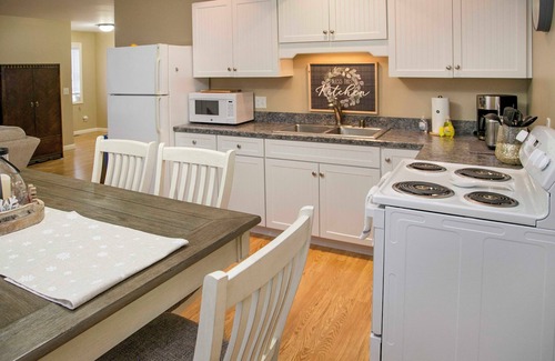 Bradford Cabin | Lodge on Lamoka - Guest Suite