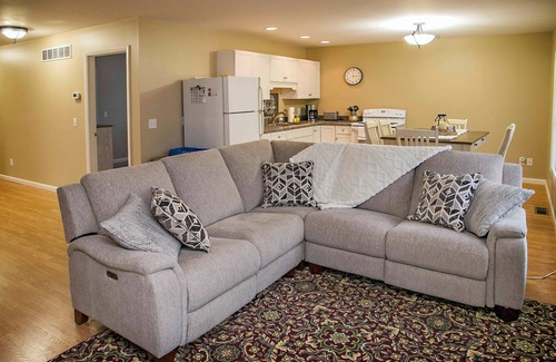 Bradford Cabin | Lodge on Lamoka - Guest Suite