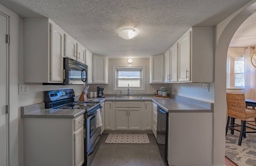 Marion House | Lodge on Landess is a quaint two bedroom home that caters to your lodging comforts