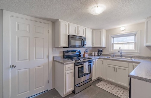 Marion House | Lodge on Landess is a quaint two bedroom home that caters to your lodging comforts