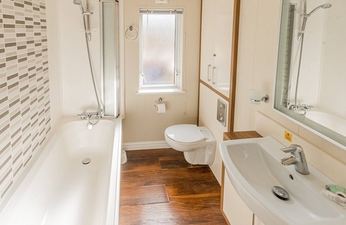 Dawlish Cabin | Lodge sleeping up to six guests in three bedrooms, one double and two twin along with family bathroo