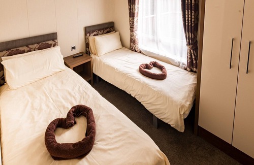 Dawlish Cabin | Lodge sleeping up to six guests in three bedrooms, one double and two twin along with family bathroo