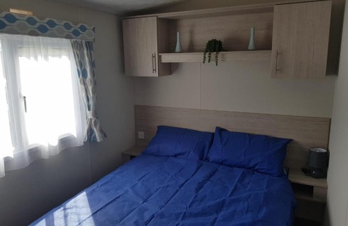 Clacton-on-Sea House | Lodge Sleeps 8- Parking Wifi Campsite Amenities