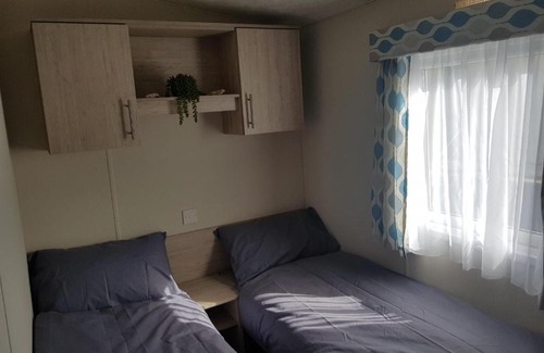 Clacton-on-Sea House | Lodge Sleeps 8- Parking Wifi Campsite Amenities