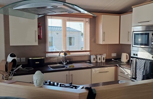 Walton on the Naze House | Lodge with decking & WIFI at Naze Marine Park, sleeps 6 ref 17006WC