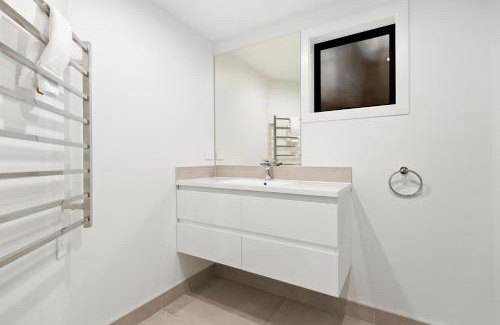 Queenstown Apartment | Lodges 6 - Lake views and close to town